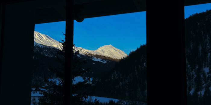 Blick aus dem Hotelbett auf das spätere Ziel Piz Dora