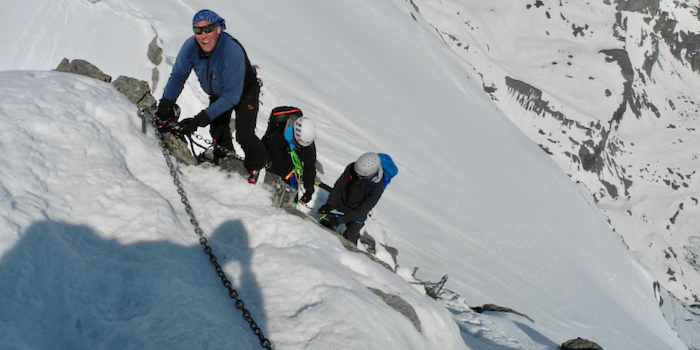 Zupacken an der Kette.