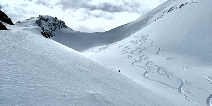 Bester Powder in eingewehten Rinnen und Mulden.