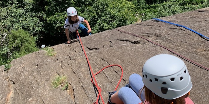 Einführung ins Mehrseillängenklettern.
