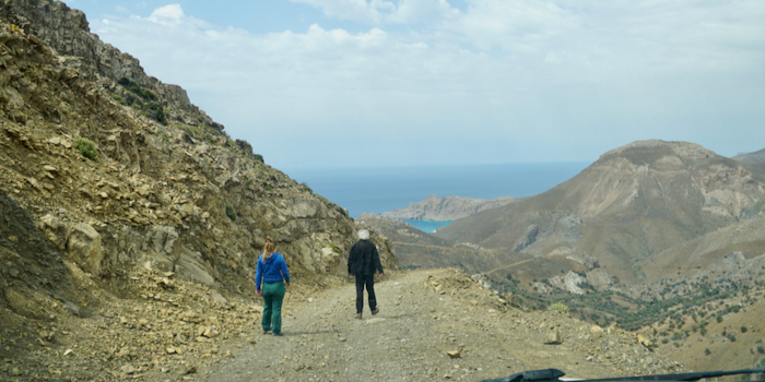 Die Steinräum-Equipe ebnet den Weg.