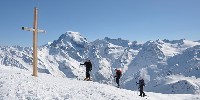 Gipfel Piz Minschuns, hinten – zum Greifen nah – der Ortler.